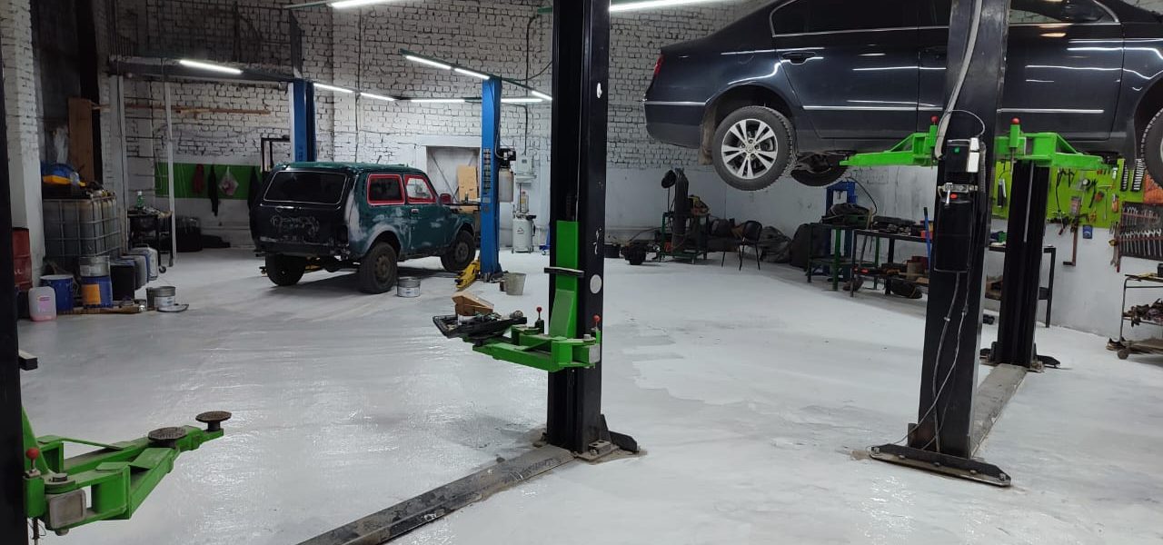 Ремонтная зона FIM-MOTORS: подъёмники и автомобили в работе